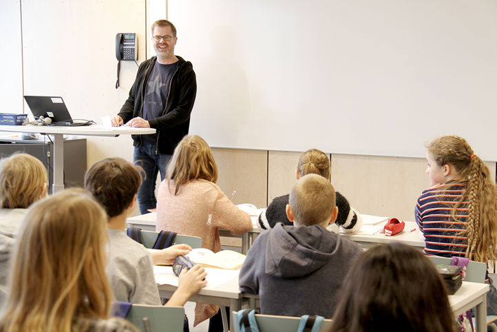 Elever arbeider i klasserom. (Foto: Heidi M. Skjebstad)