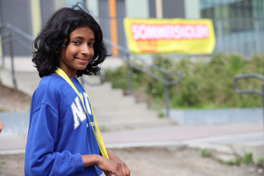 en person i blå skjorte