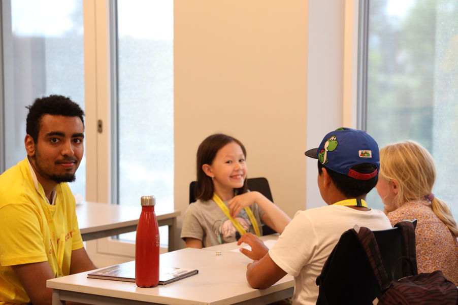 en gruppe mennesker som sitter ved et bord