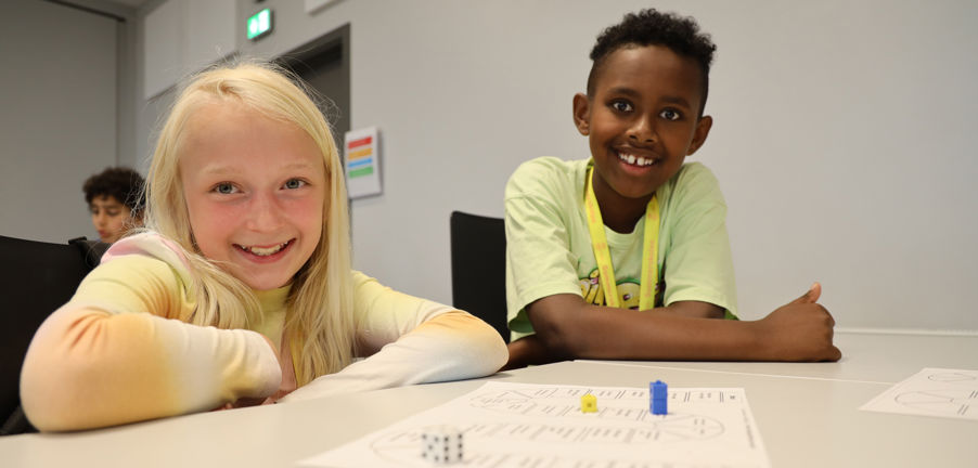 et barn og barn som smiler