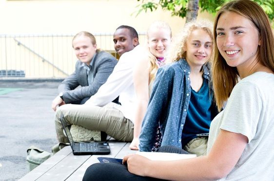 Elever som sitter ute