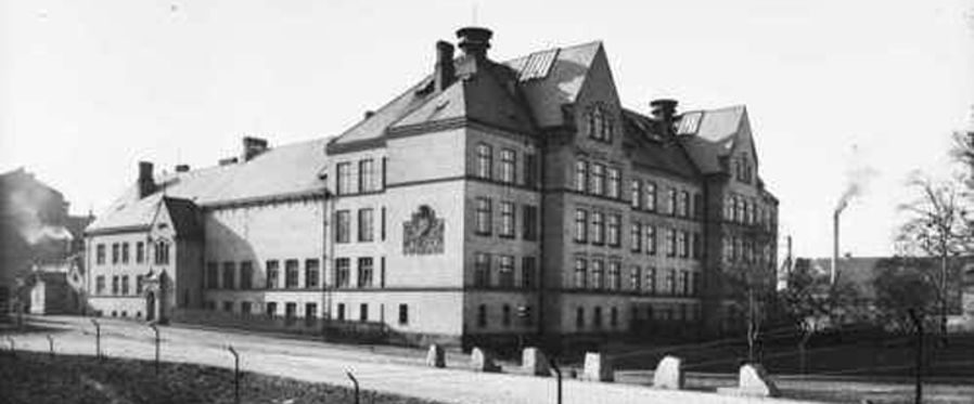 Bilde av Majorstuen skole tatt fra Sørkedalsveien, ca 1924