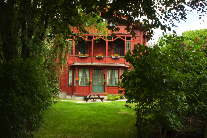 et rødt hus med en benk foran