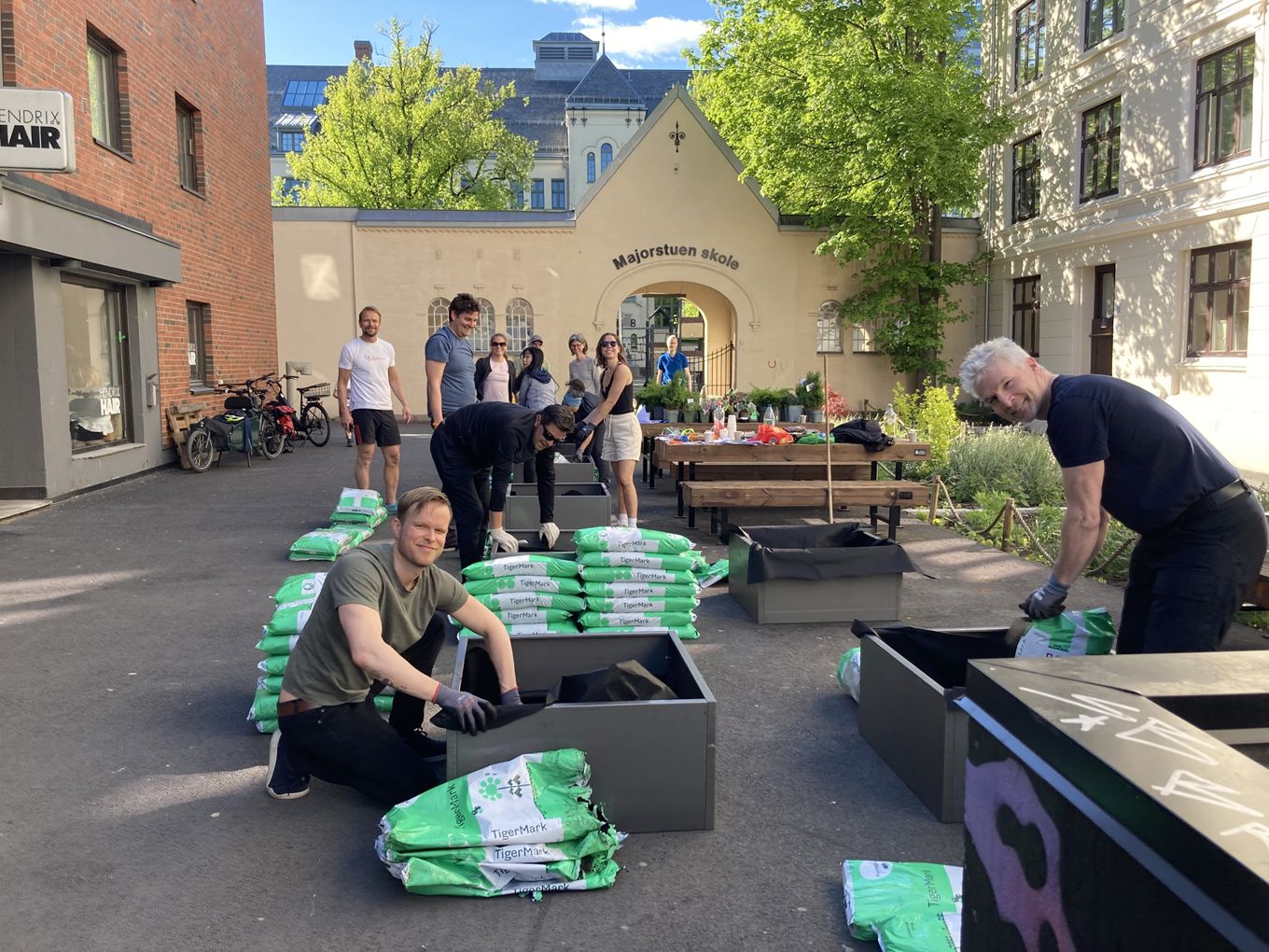 En gruppe mennesker utenfor