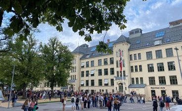 Skolegården med mange elever