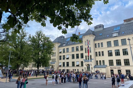 Skolegården med mange elever