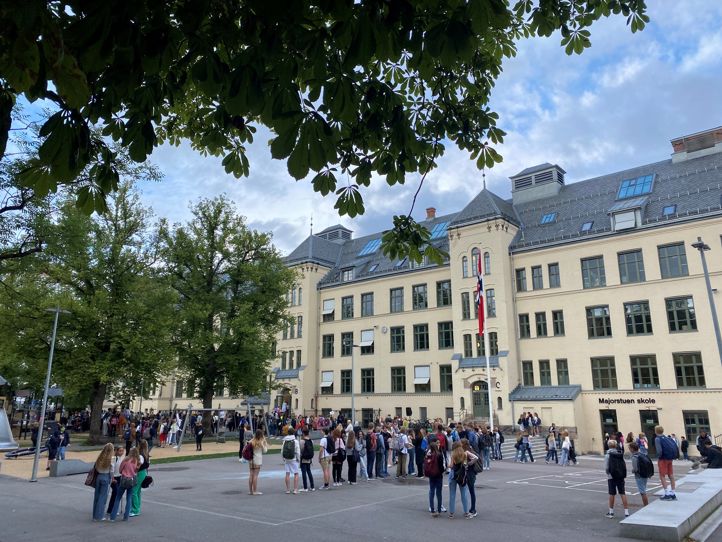 Skolegården med mange elever