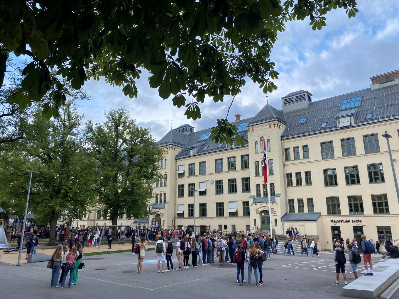 Foto: Anne Berit Ringen Skolegården med mange elever