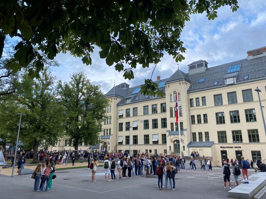 Foto: Anne Berit Ringen Skolegården med mange elever