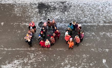 en gruppe mennesker i en båt