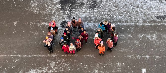 en gruppe mennesker i en båt