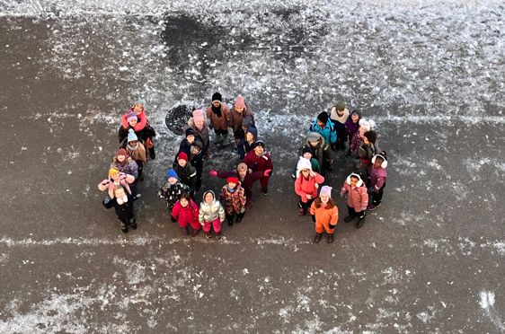 en gruppe mennesker i en båt