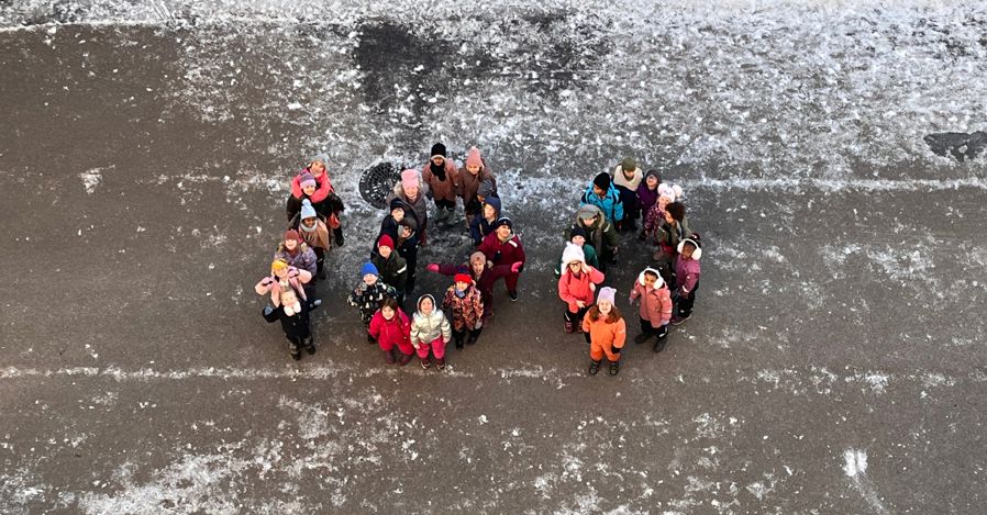 en gruppe mennesker i en båt