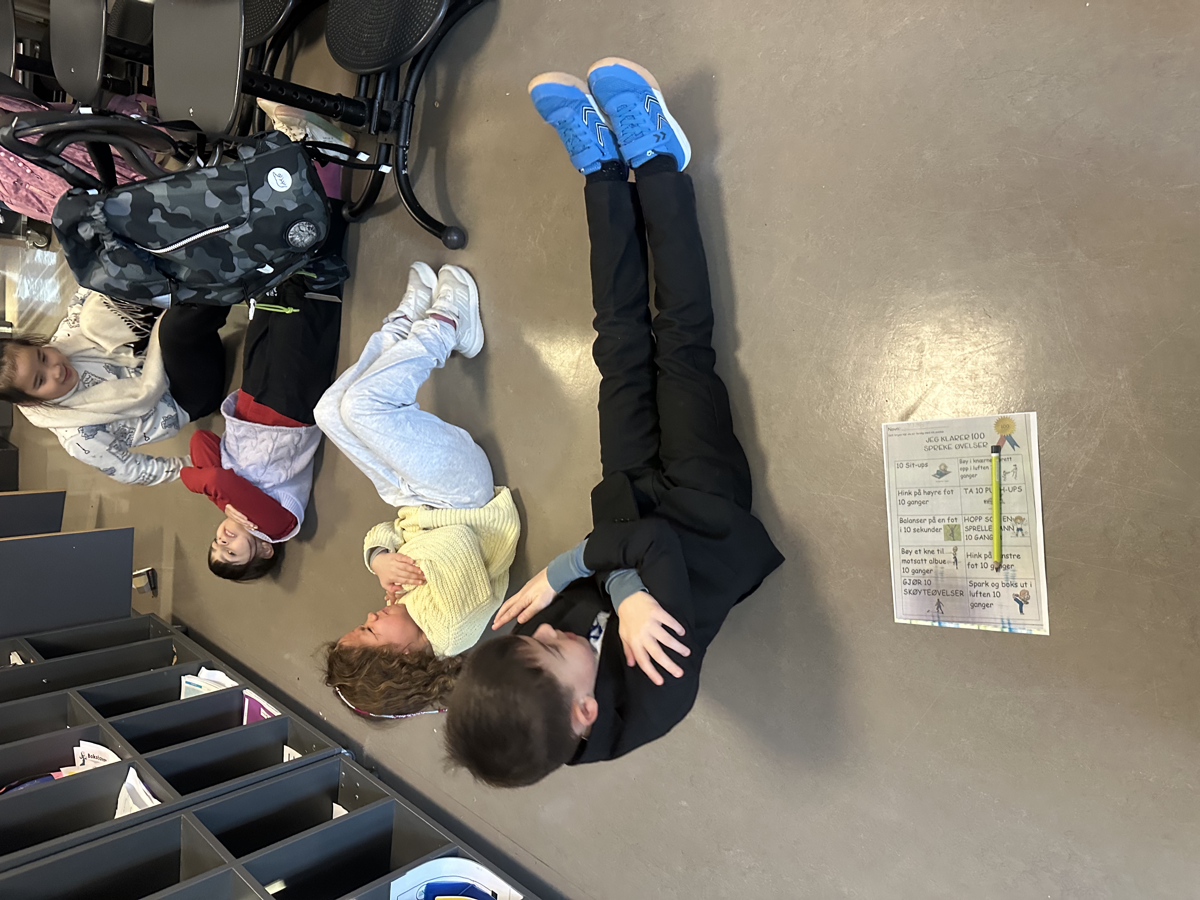 en person som holder et barn