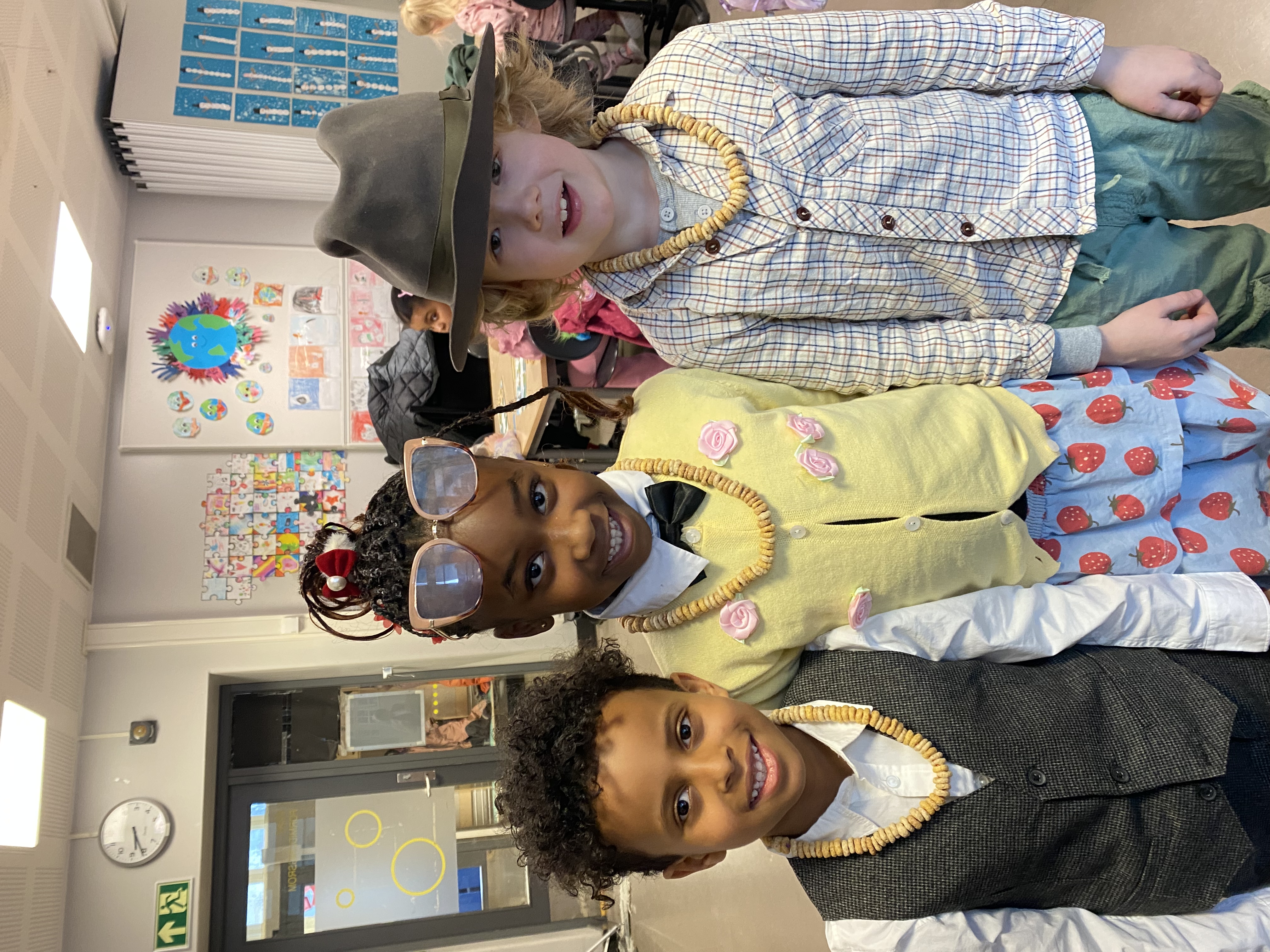 en gruppe barn som poserer for et bilde