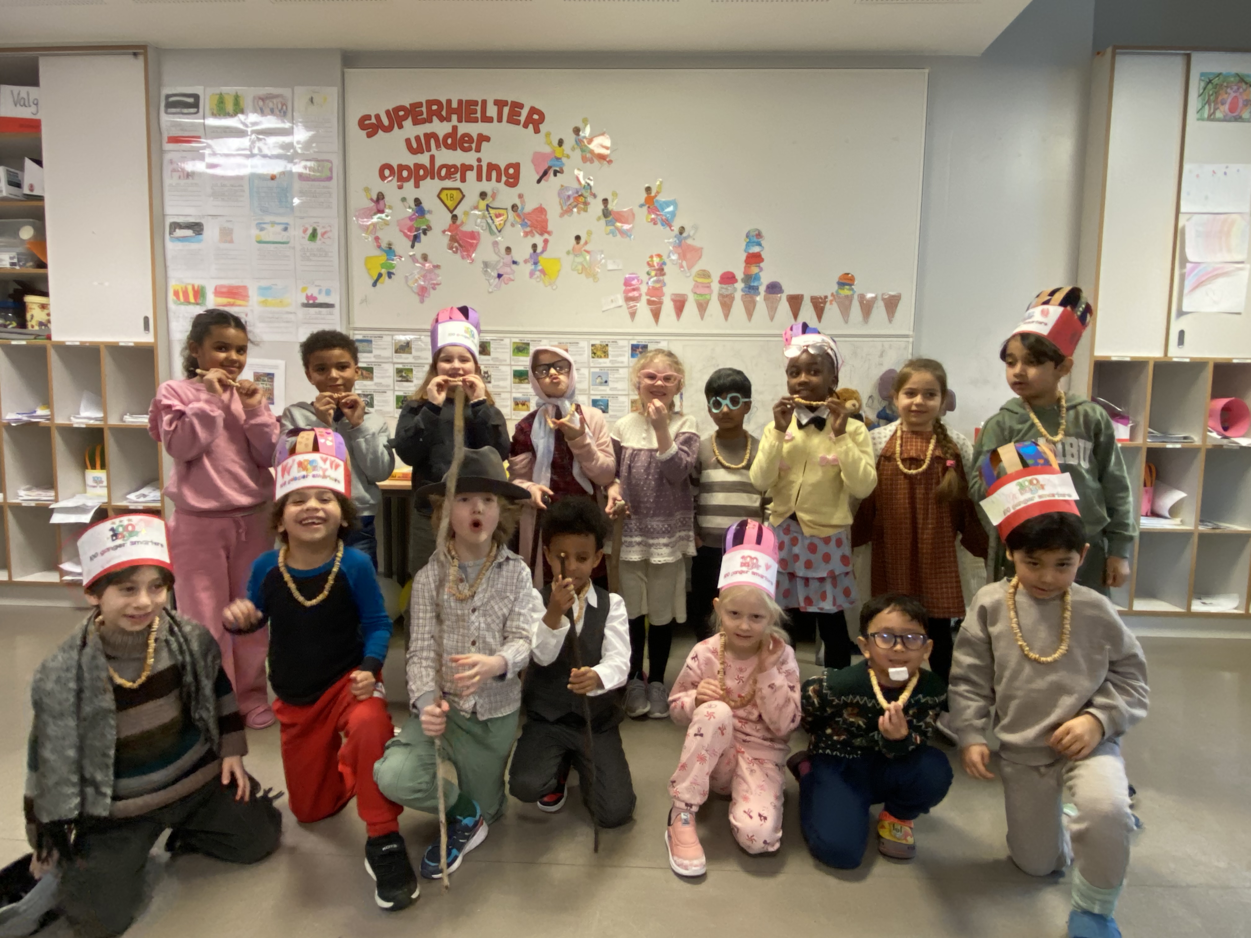 En gruppe barn med partyhatter