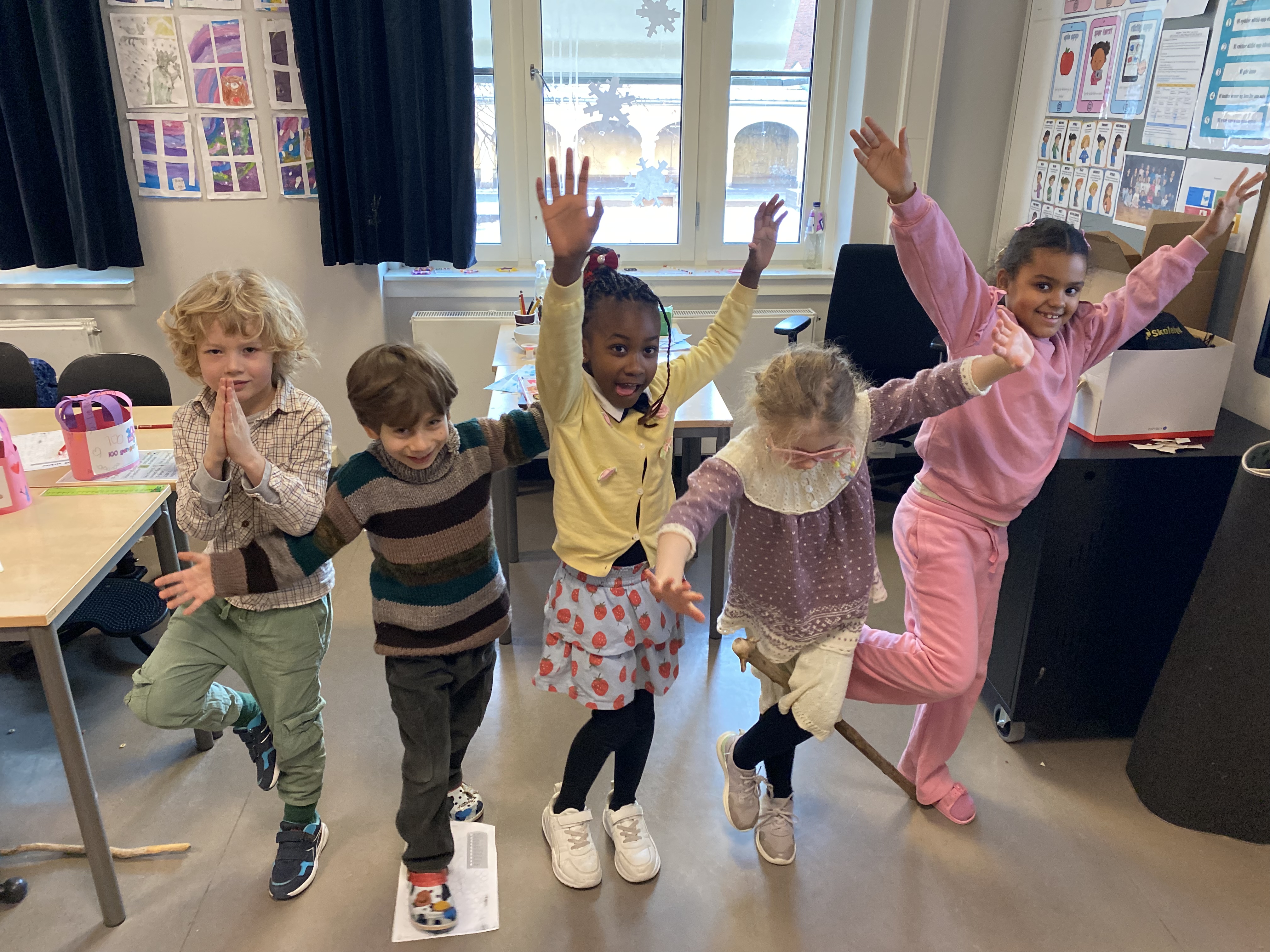 en gruppe barn som poserer for et bilde