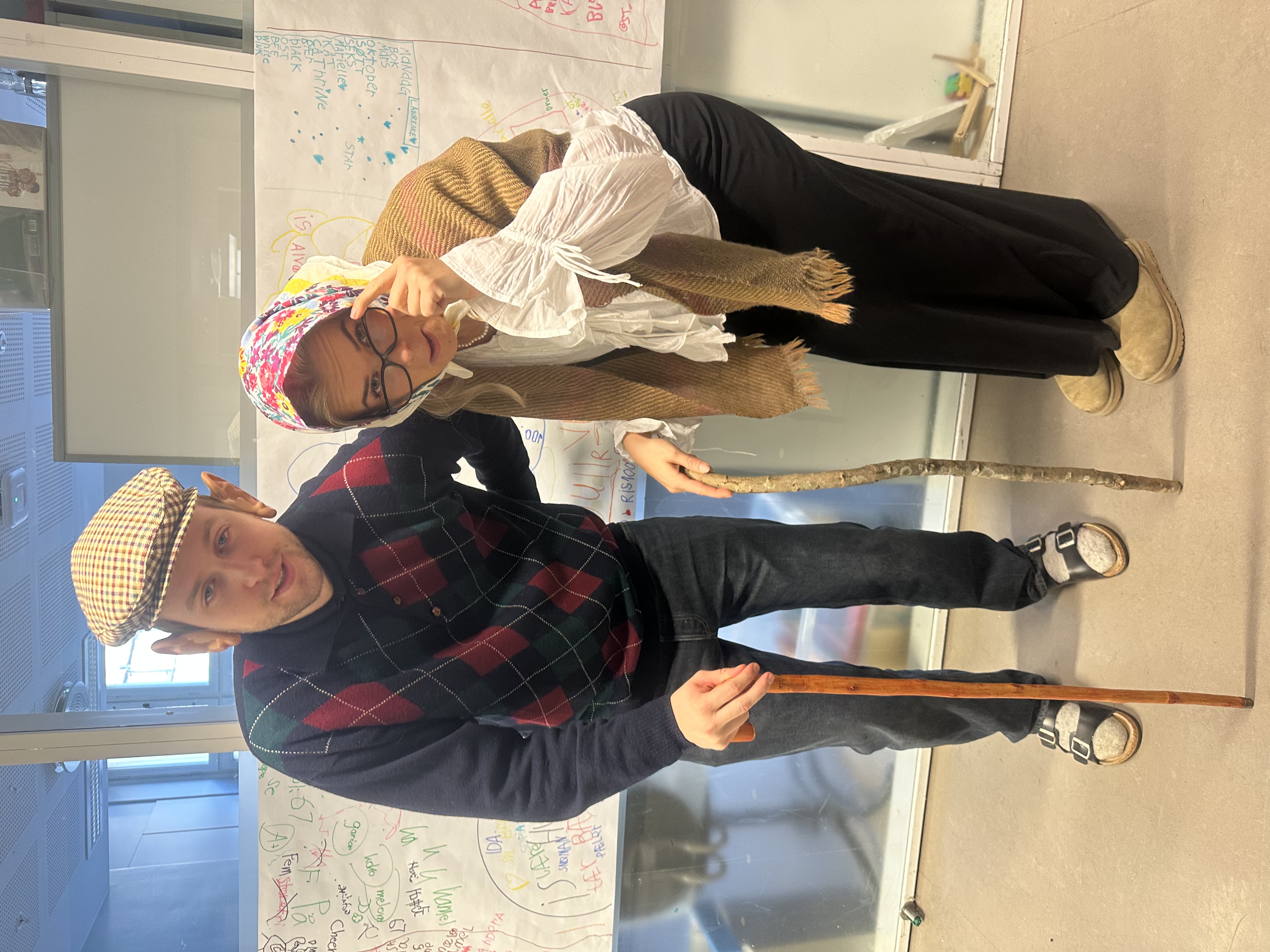 En person og en person som poserer for et bilde