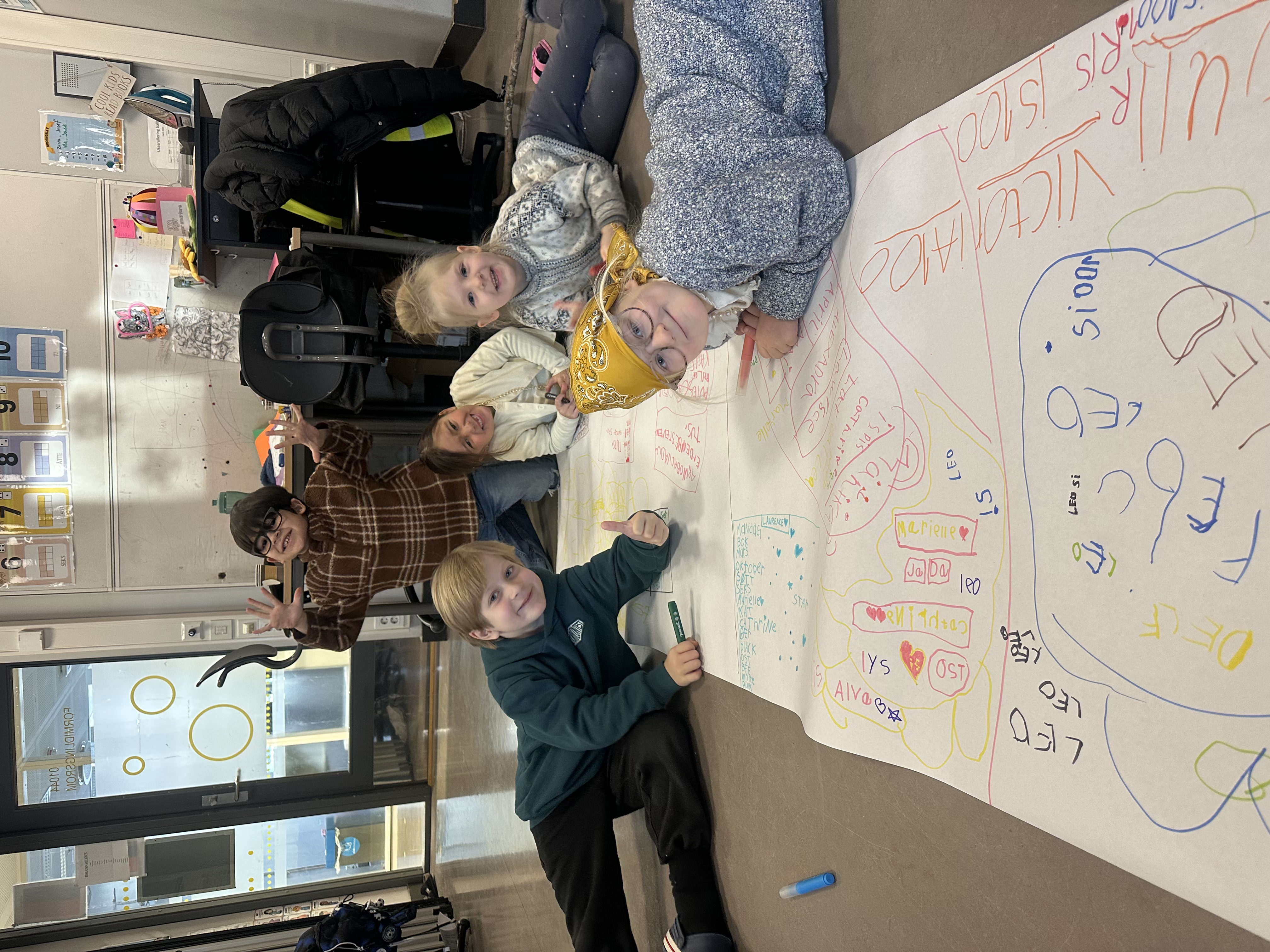 En gruppe mennesker som står foran en whiteboard