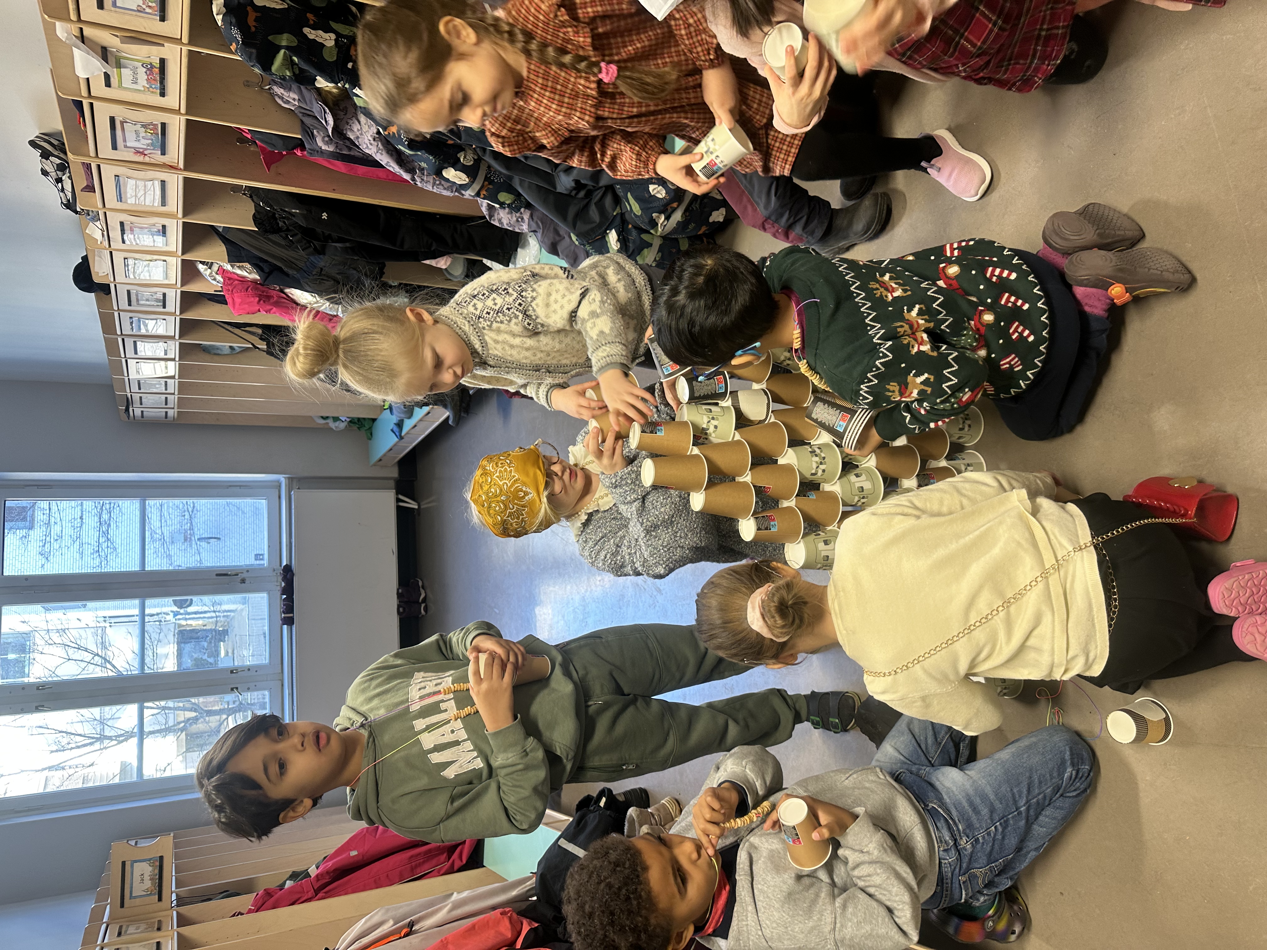 en gruppe mennesker i et rom