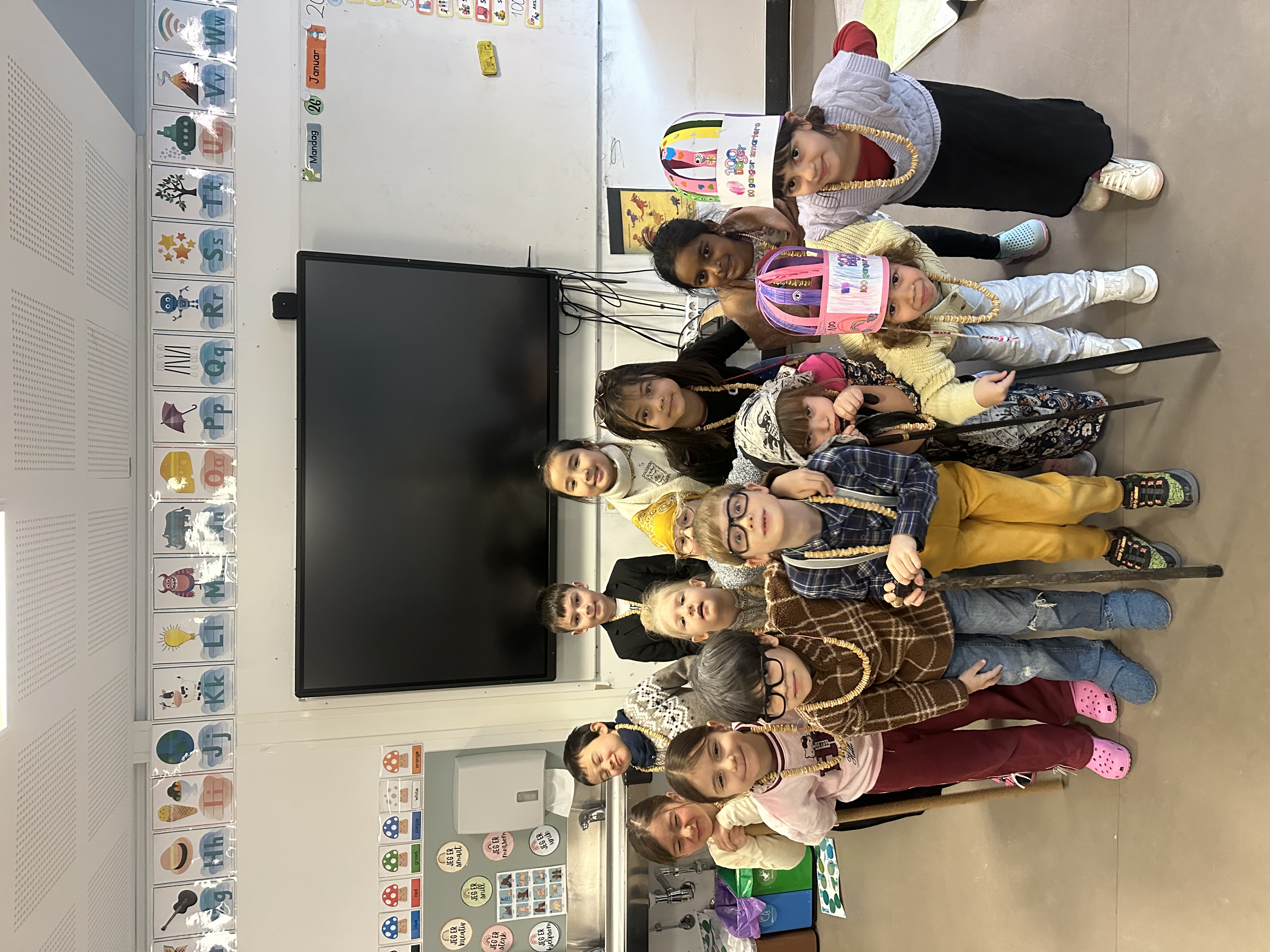 en gruppe barn som poserer for et bilde