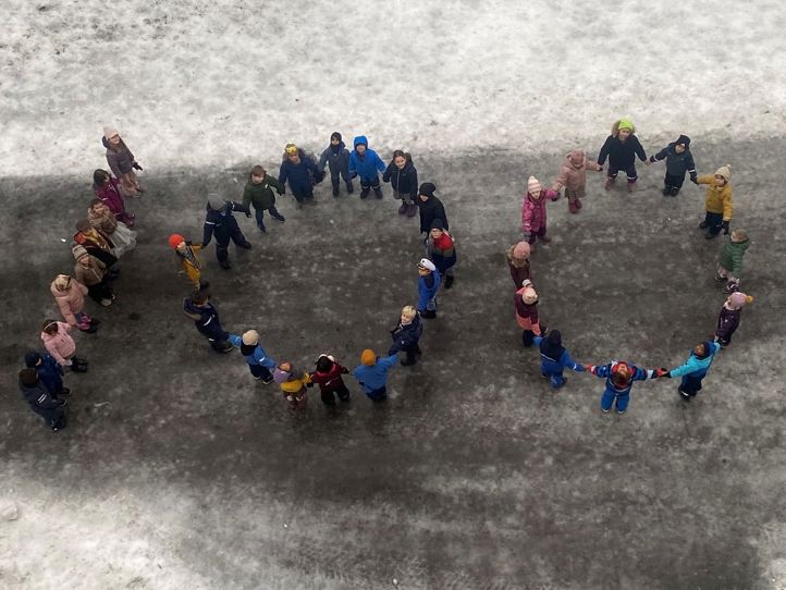 En gruppe mennesker på en strand