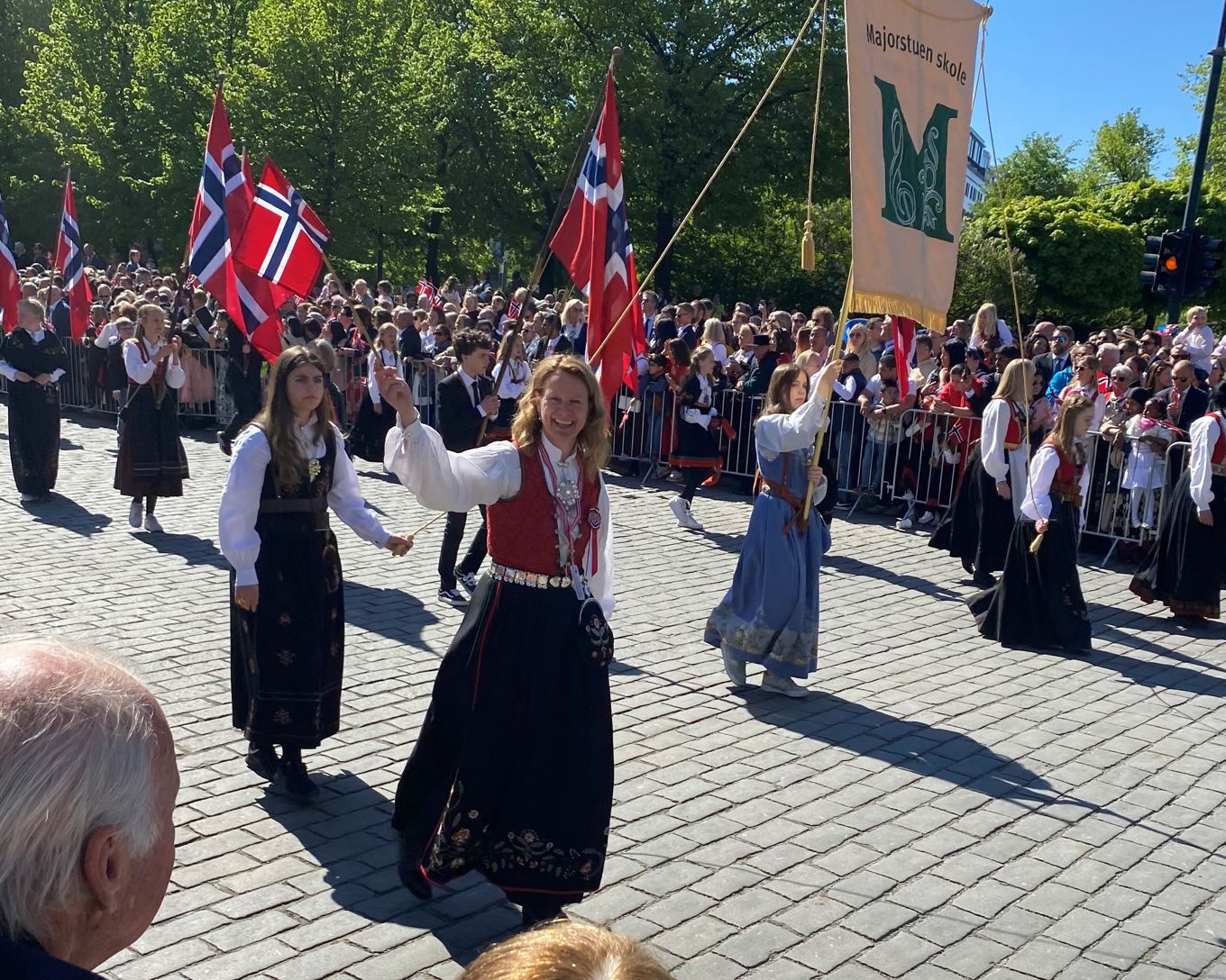 Majorstuen skole med rektor Katrine Sølvberg i spissen nedover Karl Johans gate 17. mai 2022