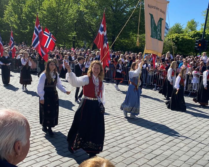 Majorstuen skole med rektor Katrine Sølvberg i spissen nedover Karl Johans gate 17. mai 2022