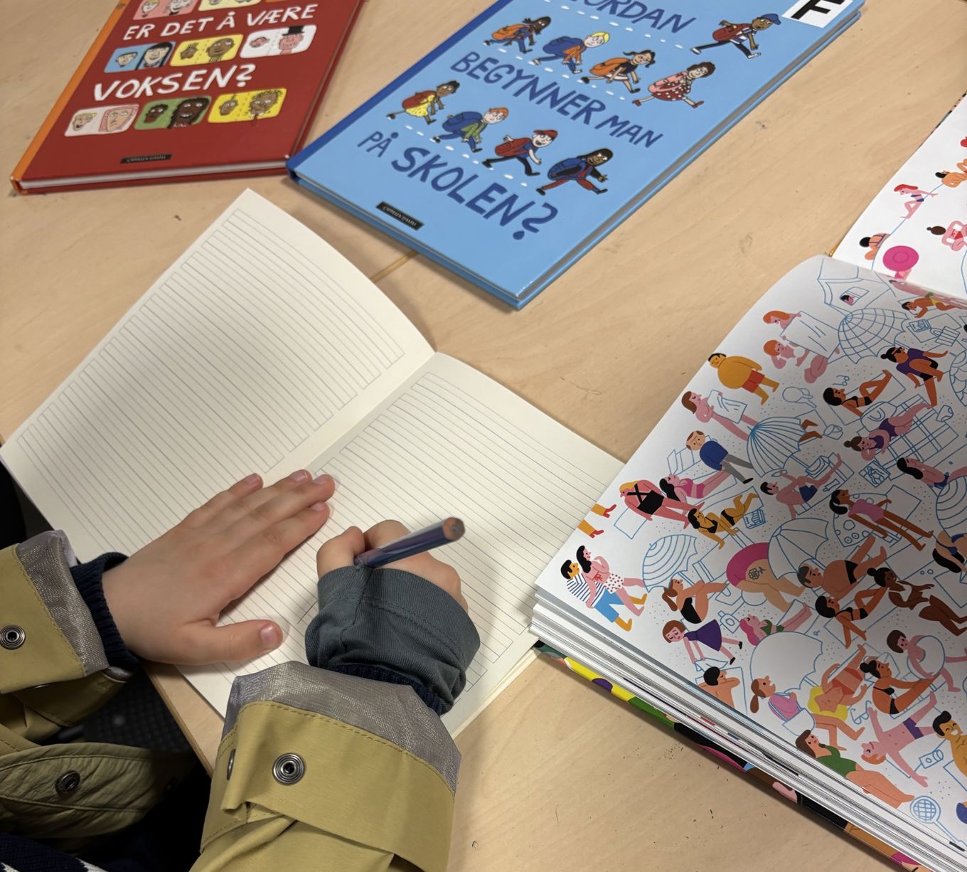 Foto: Wenche Petrohai a person's feet on a table with a map and books