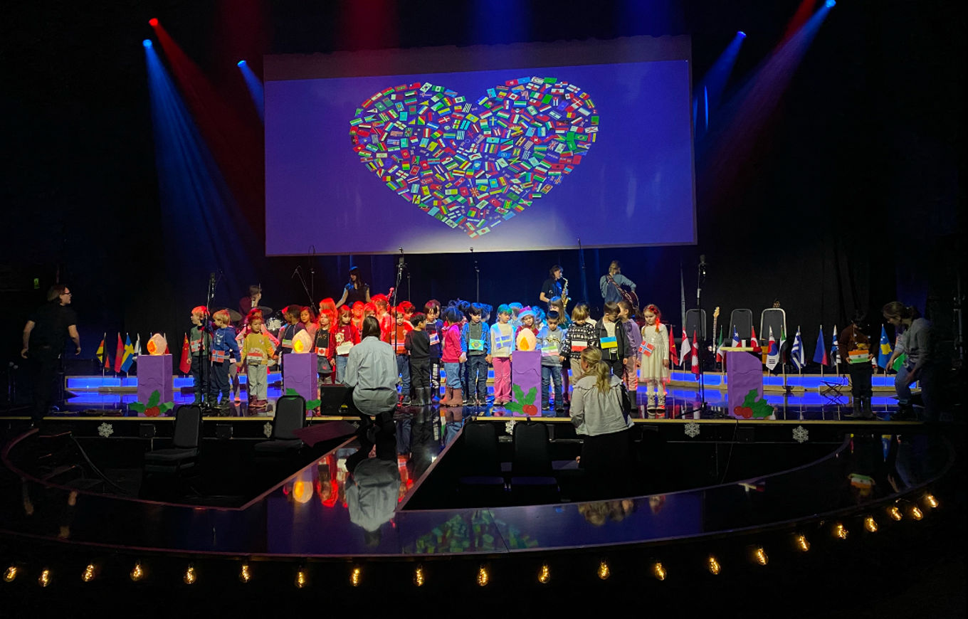 en gruppe mennesker på en scene en gruppe mennesker på en scene