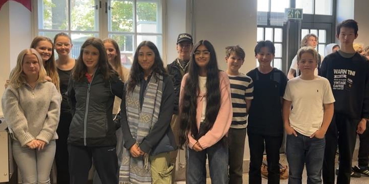 en gruppe mennesker som poserer for et bilde