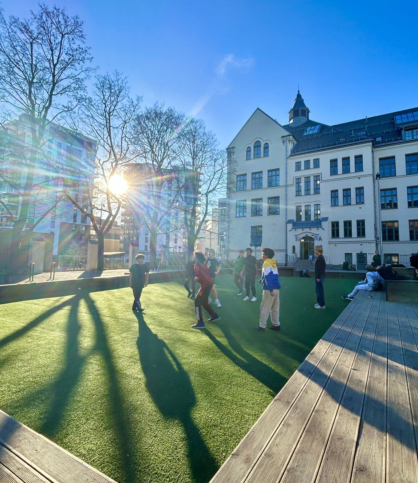 Foto: Eline Bakke en gruppe mennesker utenfor