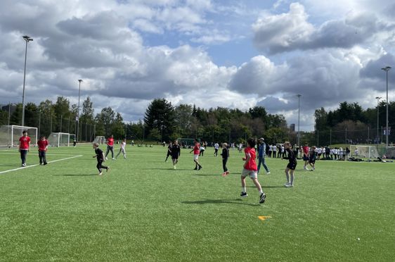 En gruppe mennesker som spiller fotball