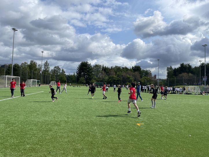 En gruppe mennesker som spiller fotball