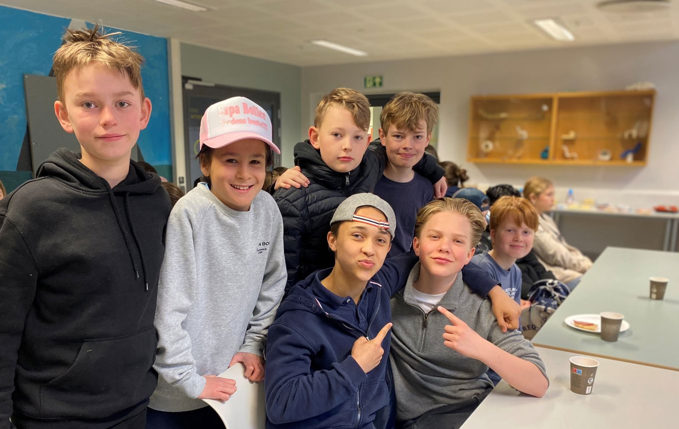 en gruppe mennesker som poserer for et bilde