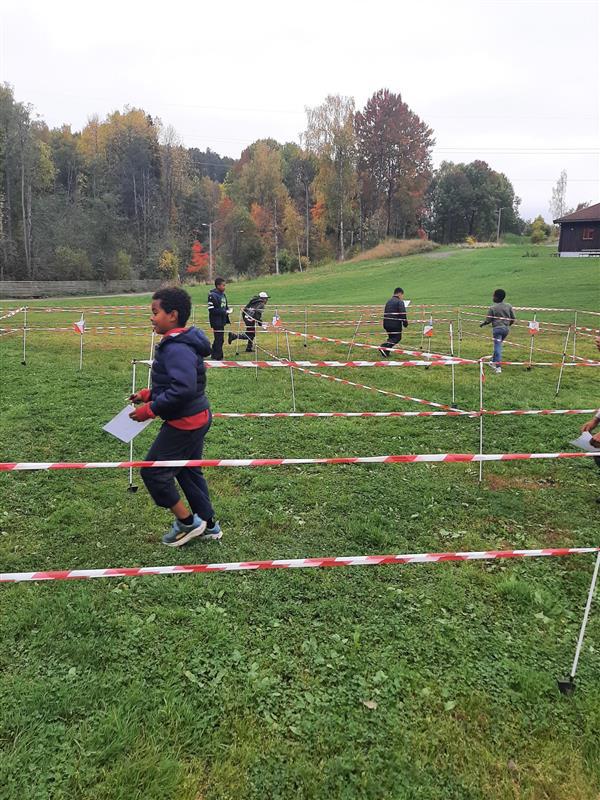 en gruppe mennesker som leker på en åker