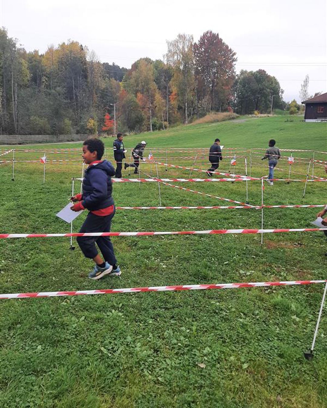 Foto: Majorstuen skole / Eli Randi Henjum en gruppe mennesker som leker på en åker