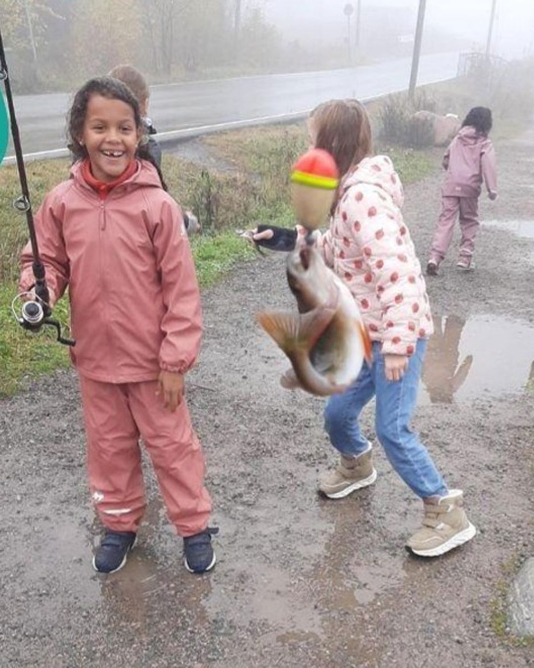 Foto: Majorstuen skole / Eli Randi Henjum en gruppe barn som holder en hund