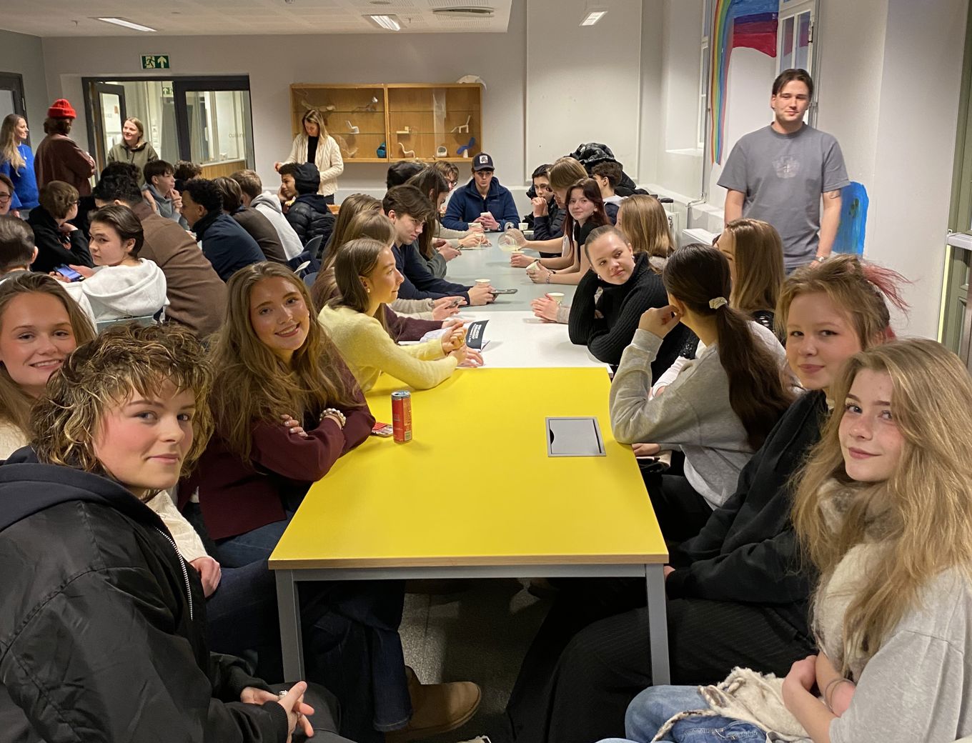 Foto: Sophie Vandeputte, Majorstuen skole en gruppe mennesker som sitter ved et bord