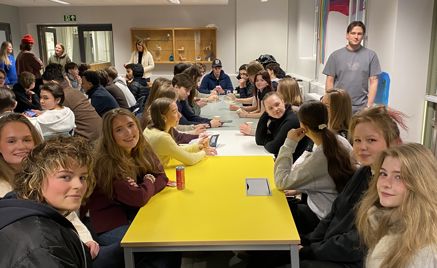 Foto: Sophie Vandeputte, Majorstuen skole en gruppe mennesker som sitter ved et bord