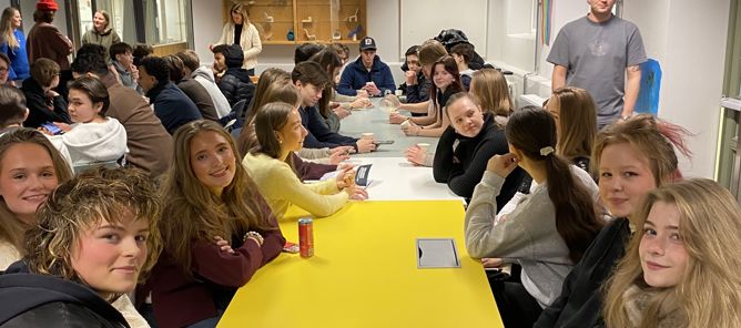 Foto: Sophie Vandeputte, Majorstuen skole en gruppe mennesker som sitter ved et bord