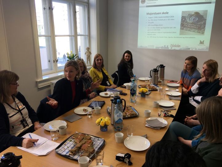 Byråd for oppvekst og kunnskap, Inga Marte Thorkildsen (SV) i engasjert samtale med ansatte ved Majorstuen skole.