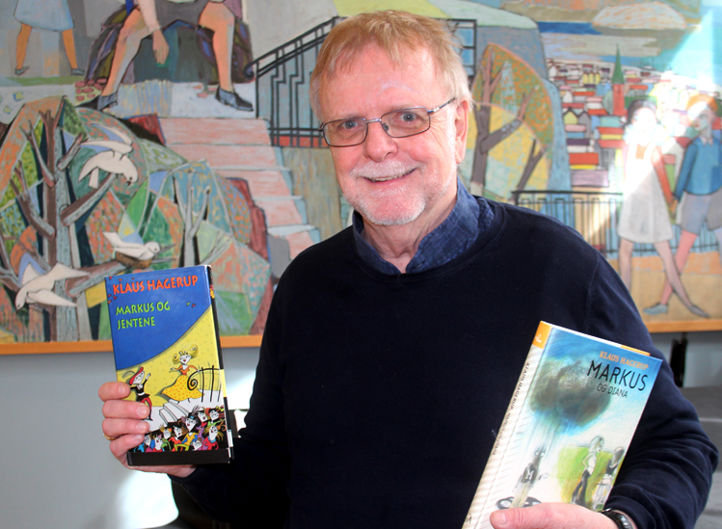 Klaus Hagerup med bøkene Markus og Diana, og Høyerer enn himmelen i hendene