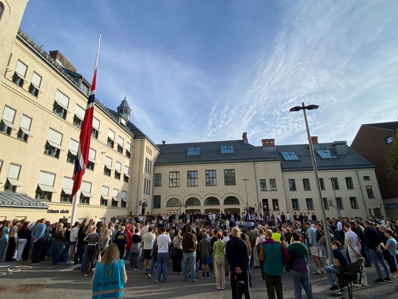 En gruppe mennesker utenfor
