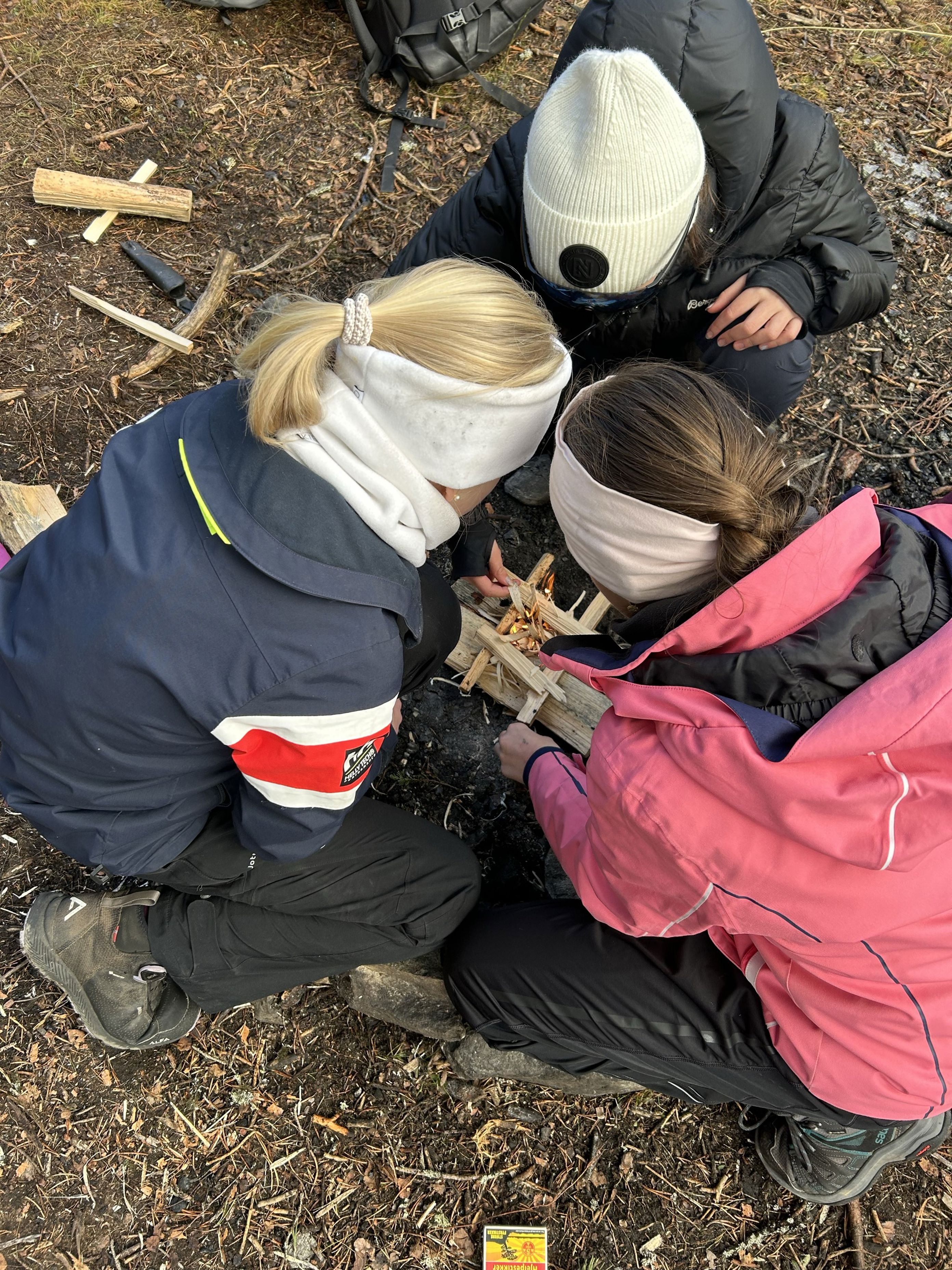 Foto: Eline Bakke en gruppe mennesker som kneler på bakken