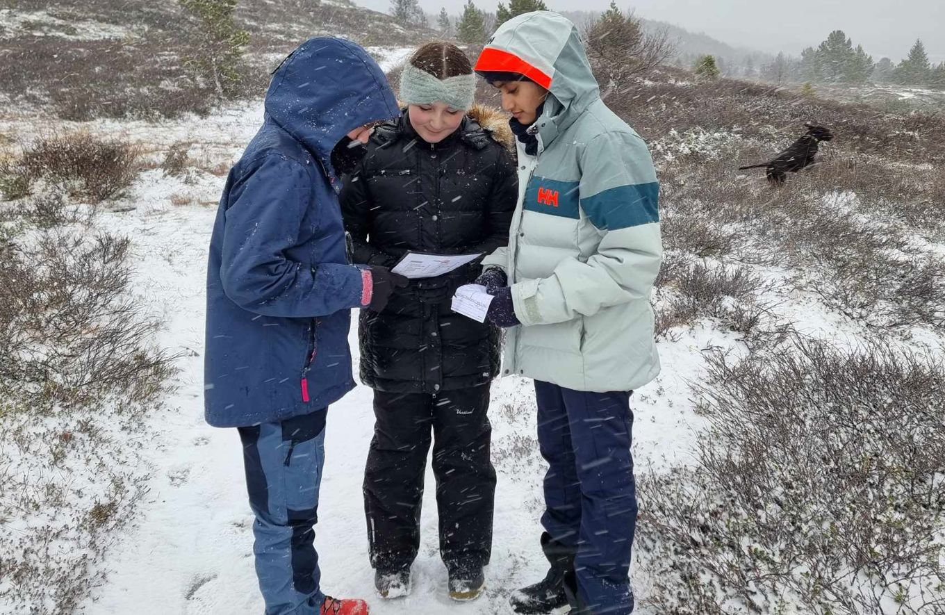 Foto: rondeheim.no en gruppe mennesker som står i snøen