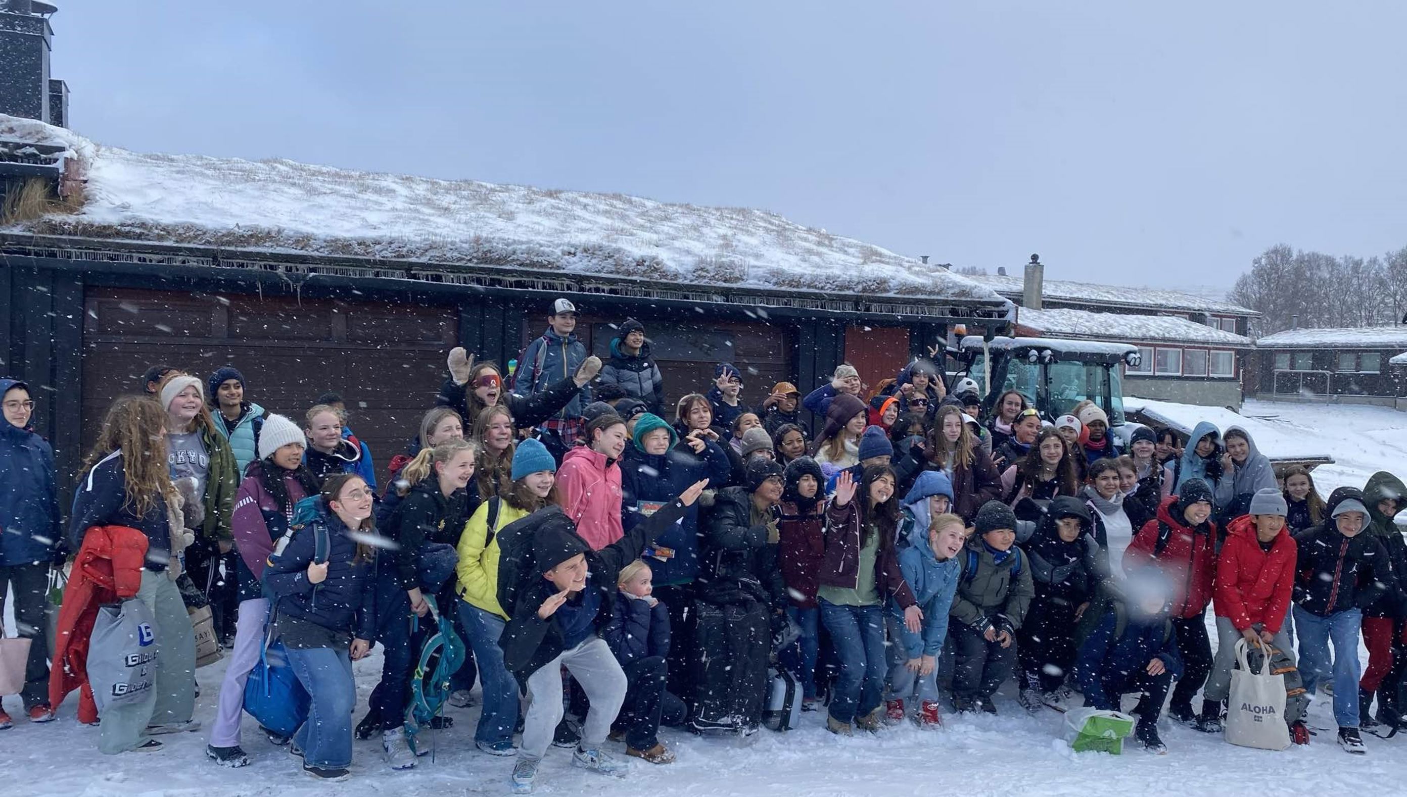 Foto: Katrine Sølvberg en gruppe mennesker som poserer for et bilde foran en bygning