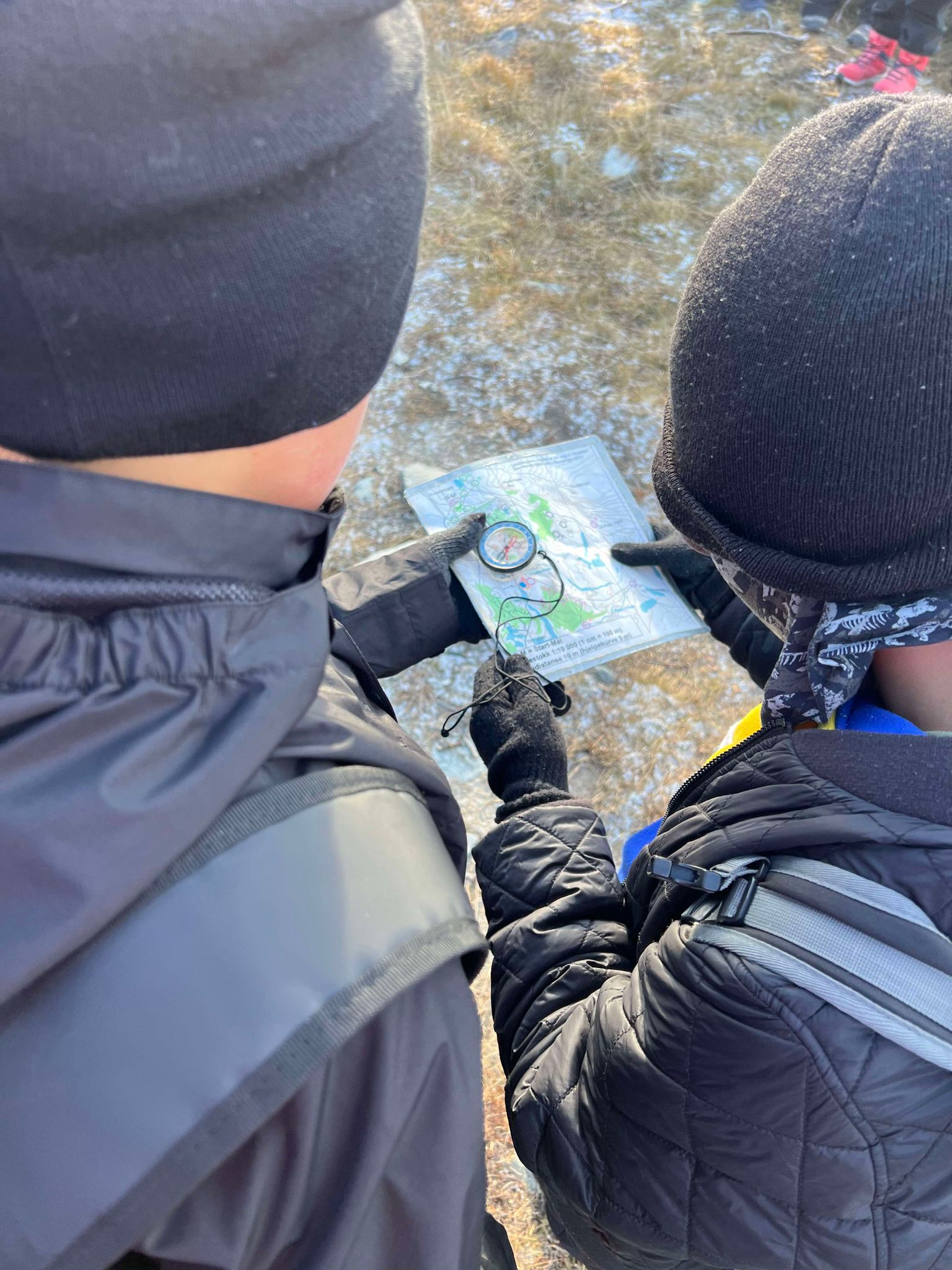 en person som holder en bok