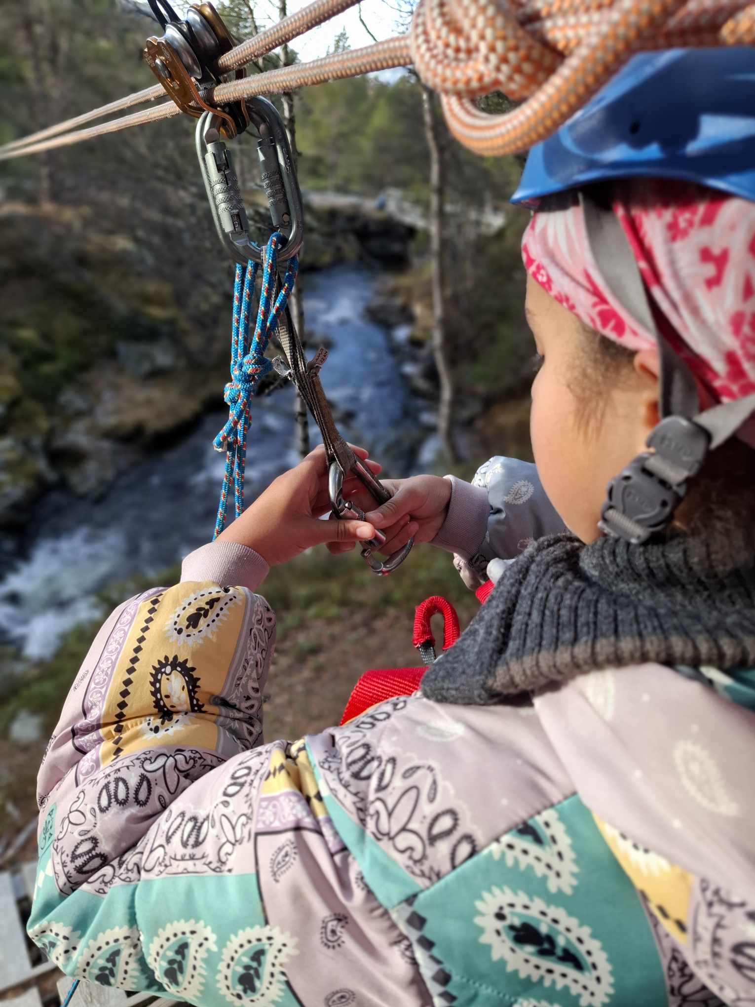 en person som holder en fiskestang