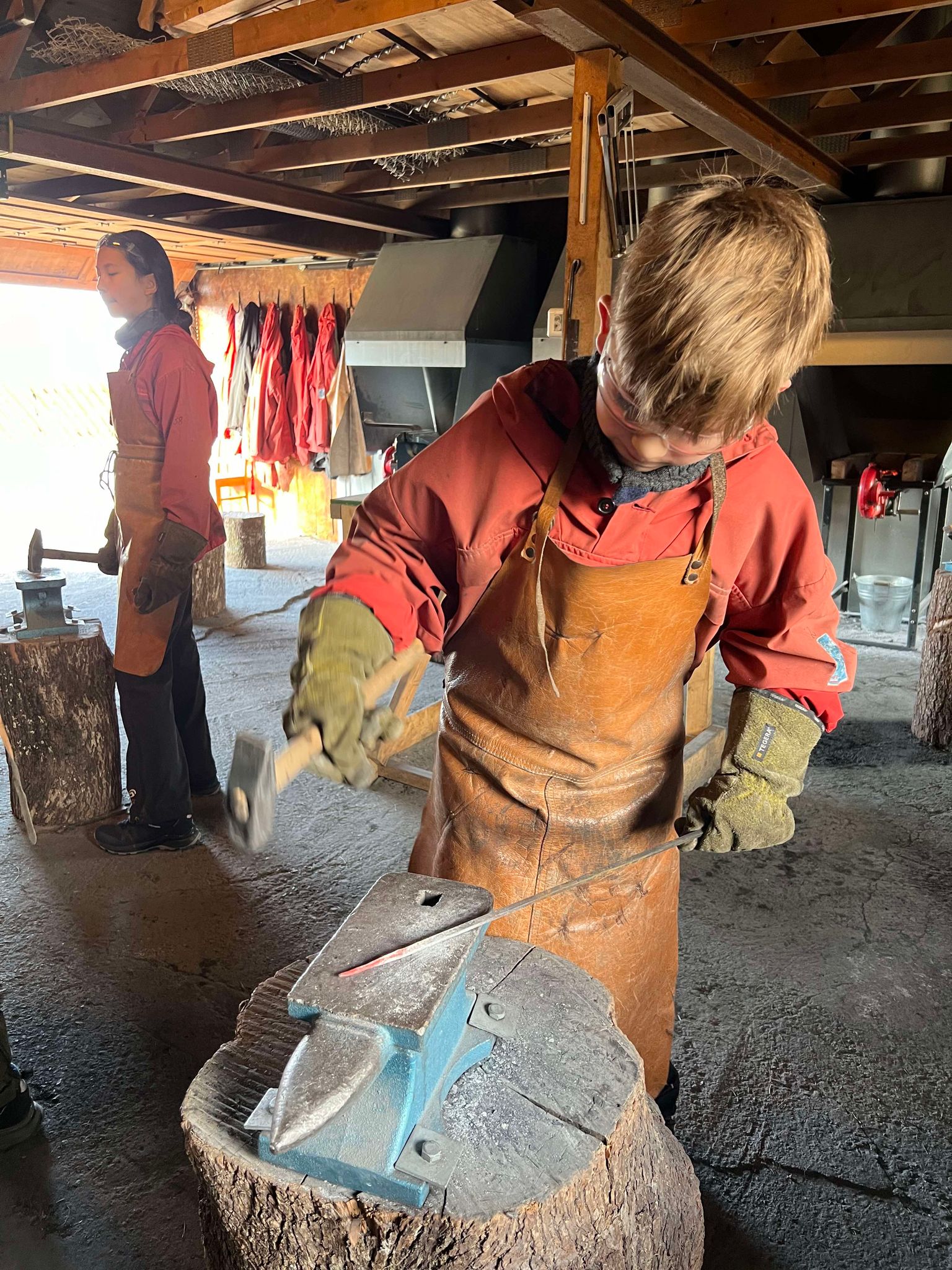 en person som holder en fisk